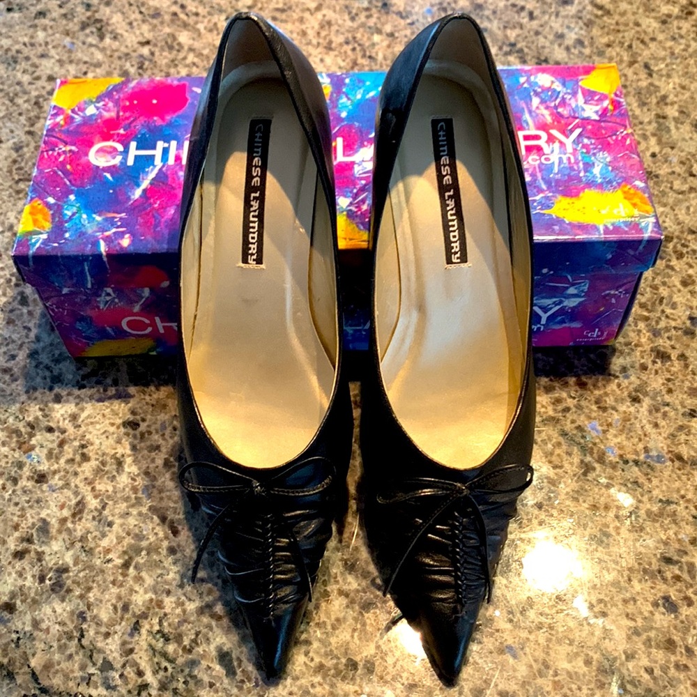 Chinese Laundry GENTLE Black Leather Woman’s Pointed Toe T-Cup heel Shoe